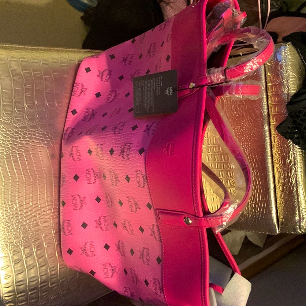 Got pink mcm tote 👜